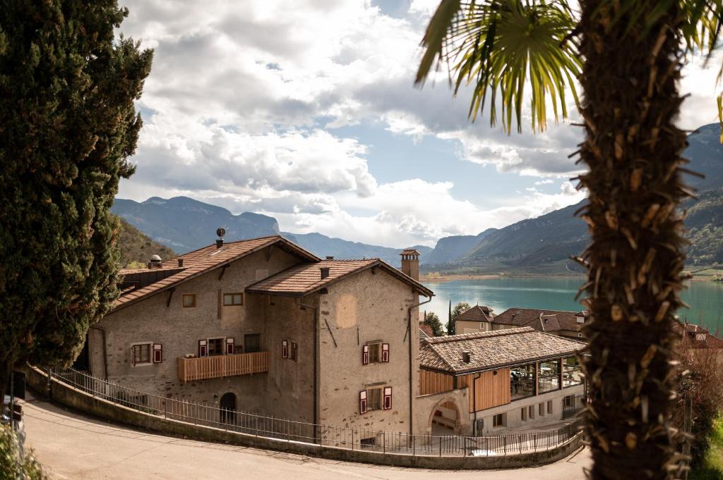 - un bâtiment avec vue sur le lac et les montagnes dans l'établissement Leuchtenburg am See, à Caldaro
