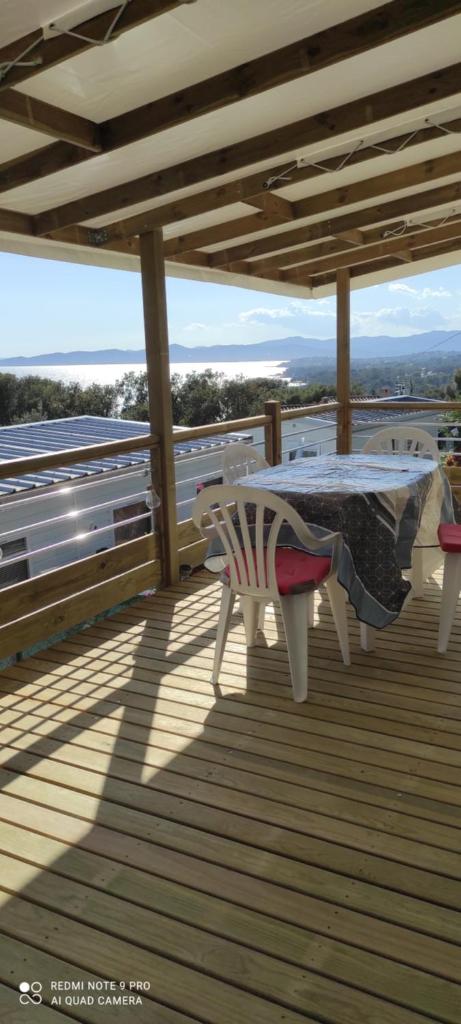 un patio avec une table et des chaises sur une terrasse dans l'établissement Baia 1, à Drammont