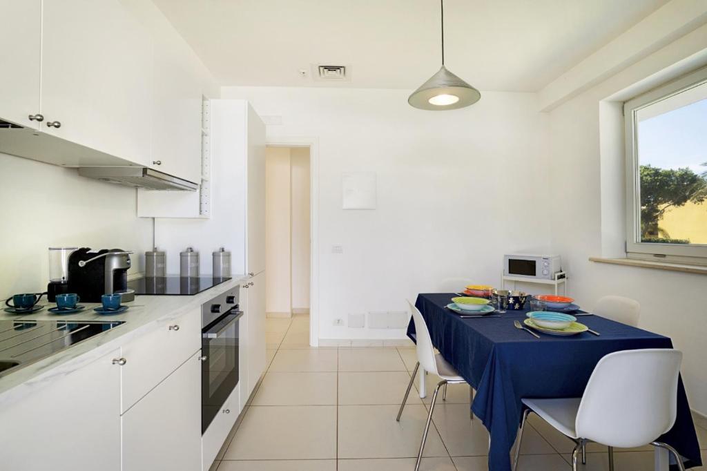 une cuisine avec une table et un chiffon bleu dans l'établissement Villa Aquarius, à Marina di Ragusa 19 autres photos