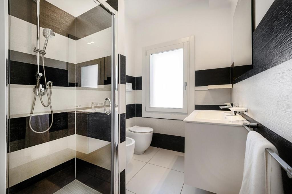 une salle de bain avec une douche, des toilettes et un lavabo dans l'établissement Villa Aquarius, à Marina di Ragusa
