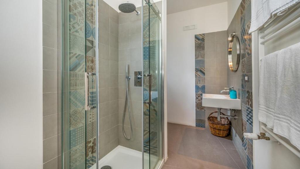 une salle de bain avec douche et lavabo dans l'établissement AGRUME' COUNTRY HOUSE 8, Emma Villas, à Santa Venerina