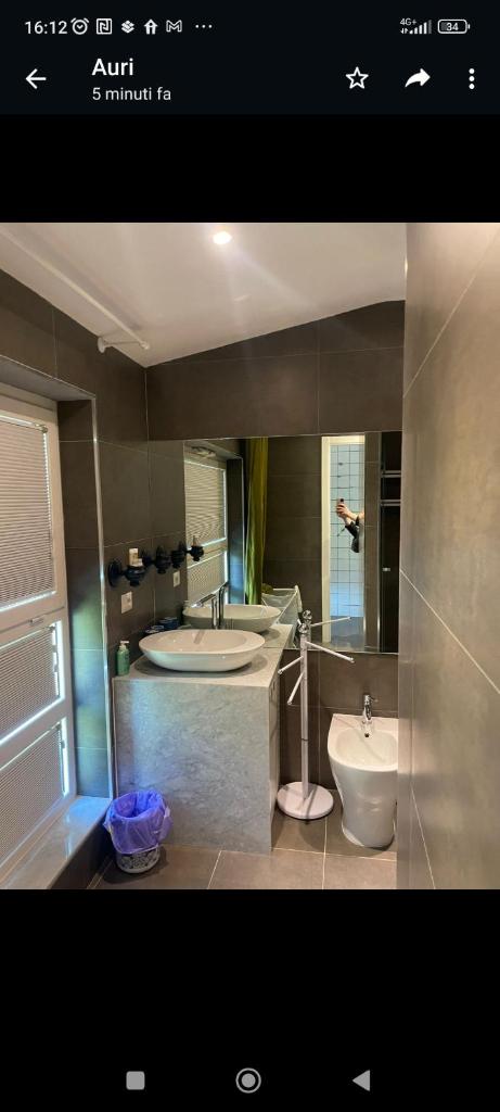 une salle de bain avec deux lavabos et une baignoire et des toilettes dans l'établissement VILLA DELLE ROSE CINQUE TERRE, à Beverino