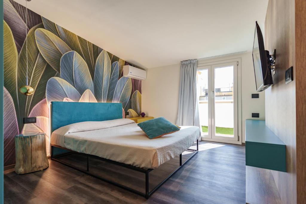 - une chambre avec un lit orné d'une grande fresque murale dans l'établissement Design Hotel Astra B&B, à Misano Adriatico