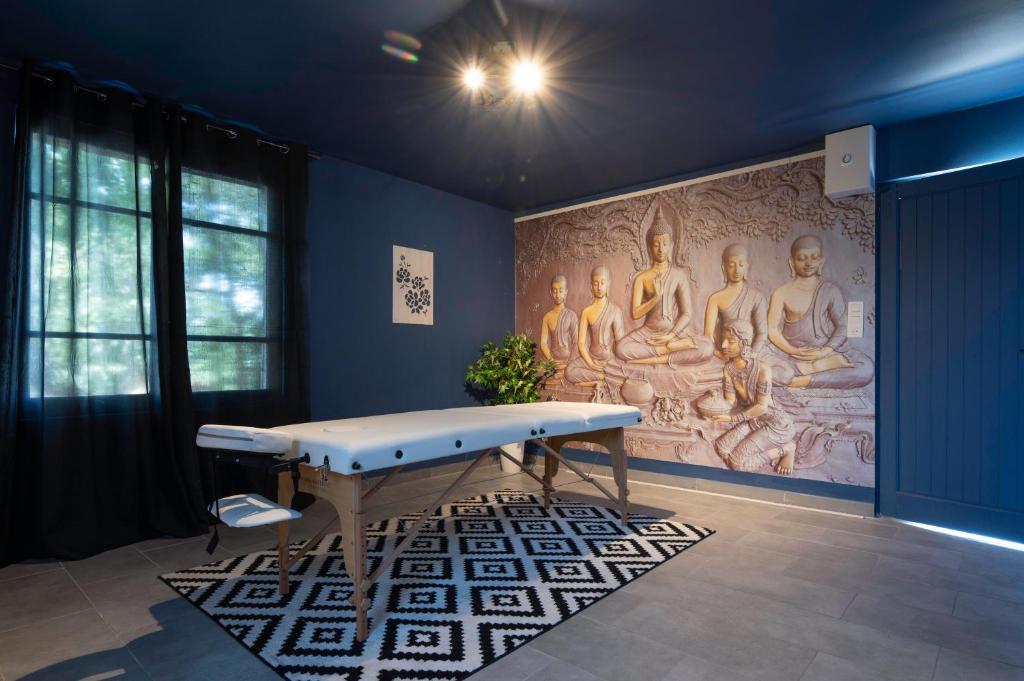 une chambre avec un banc et un mur orné d'une peinture dans l'établissement Camping maeva Escapades Le Domaine Aramis, à Marsan
