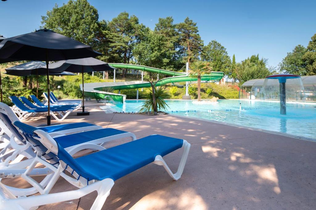 - une piscine avec 2 chaises longues et un toboggan dans l'établissement Camping maeva Escapades Le Domaine Aramis, à Marsan