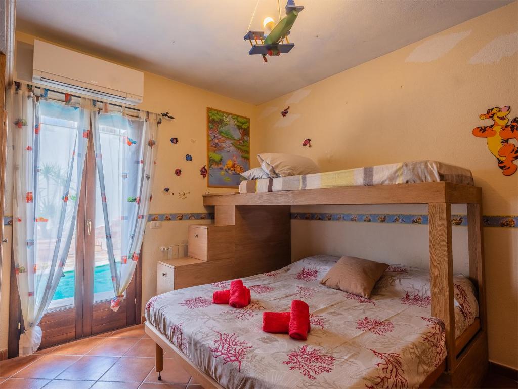 - une chambre avec des lits superposés et des chaussures rouges dans l'établissement Sardinia Family Villas - Villa Donatella with private pool, à Arzachena 25 autres photos