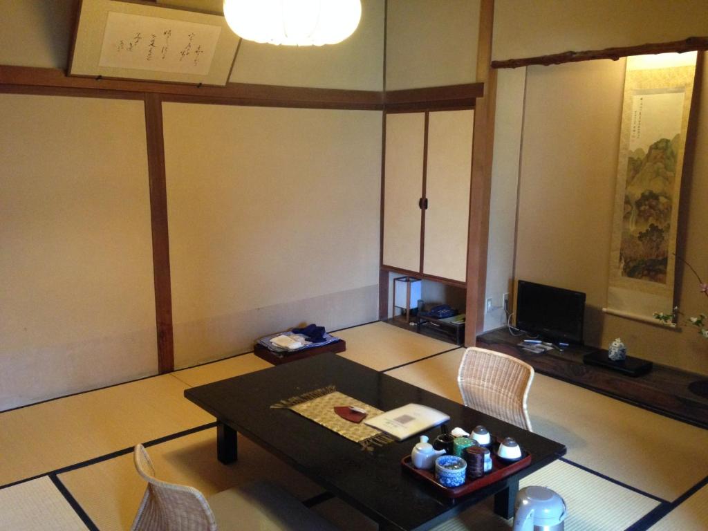 un salon avec une table et des chaises dans l'établissement Yoyokaku, à Karatsu 14 autres photos
