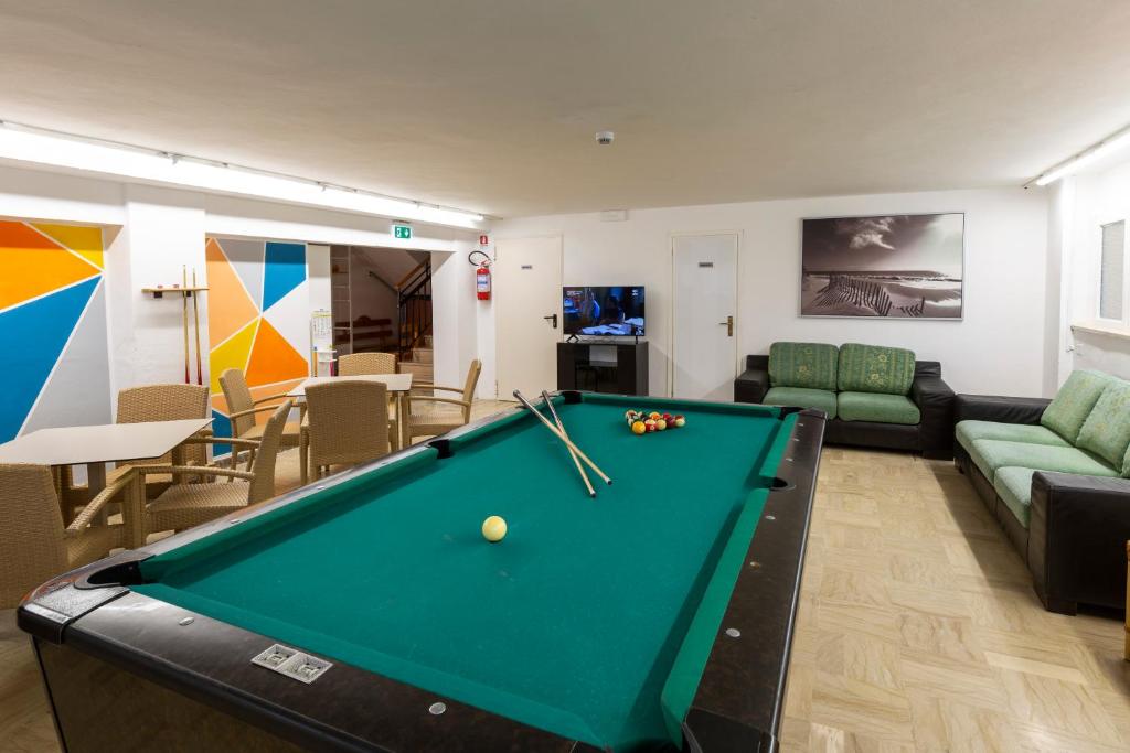 - un salon avec un billard dans l'établissement Hotel Ravello da Lorenzo e Moira Adults only, à Rimini