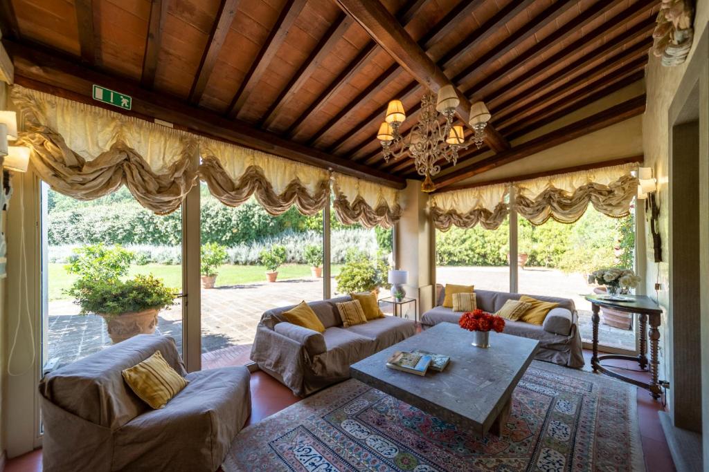 un salon avec des canapés et une table dans l'établissement Tenuta le Viste - panoramic Villa, à Scandicci