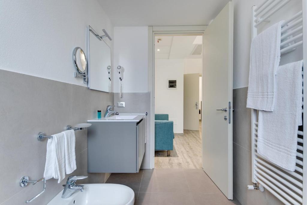 une salle de bain avec un lavabo et des toilettes dans l'établissement Elegance Suite Apartments - Siroli Collection, à Cervia 104 autres photos