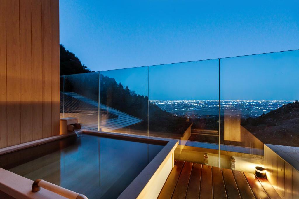 - une piscine avec vue sur la ville la nuit dans l'établissement Takimotokan Yuki No Sato, à Yoro