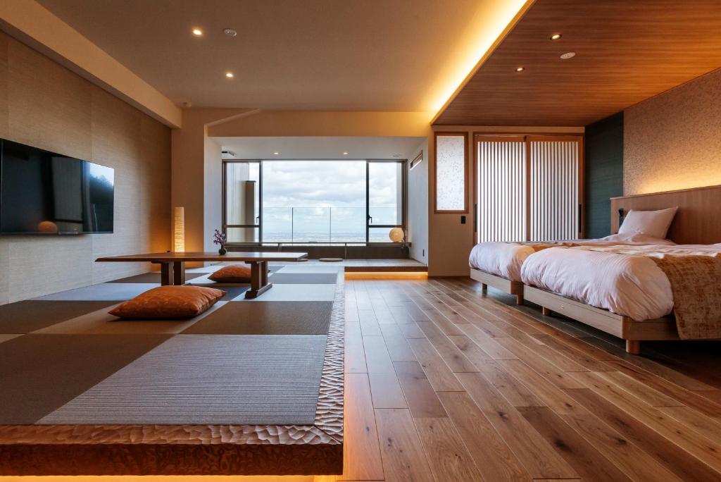 une chambre avec un lit, un bureau et une table dans l'établissement Takimotokan Yuki No Sato, à Yoro 37 autres photos
