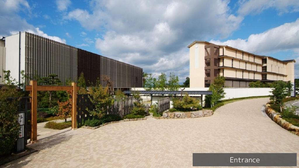 un raccordement de l'entrée d'un bâtiment dans l'établissement Hamachidorinoyu Kaisyu, à Shirahama