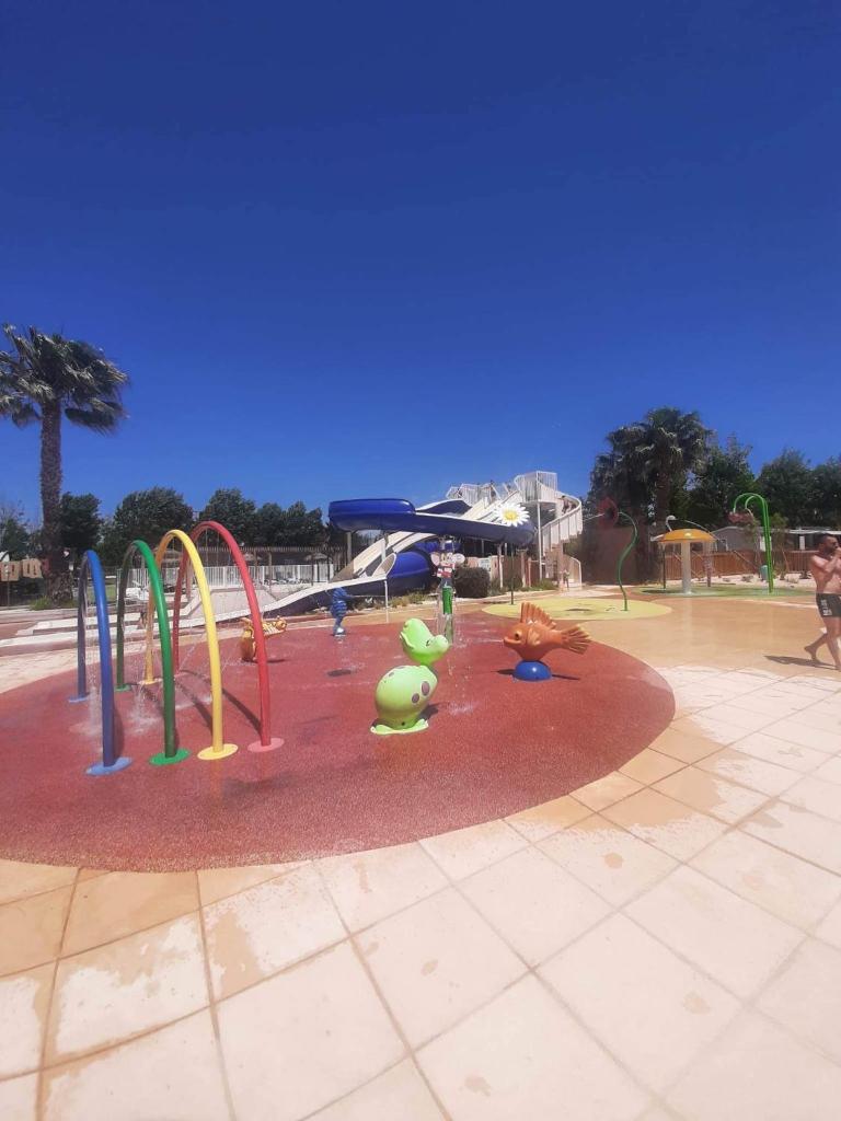 - une aire de jeux avec un bouquet d'équipements de jeux dans un parc dans l'établissement Mobil Home Valras-Plage, à Valras-Plage