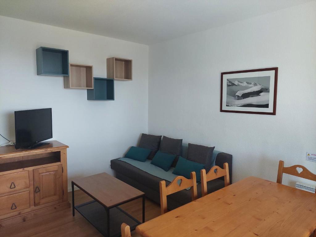 un salon avec un canapé et une table dans l'établissement Super Besse 5/6 pers. Vue sur les monts du cantal, à Besse-et-Saint-Anastaise