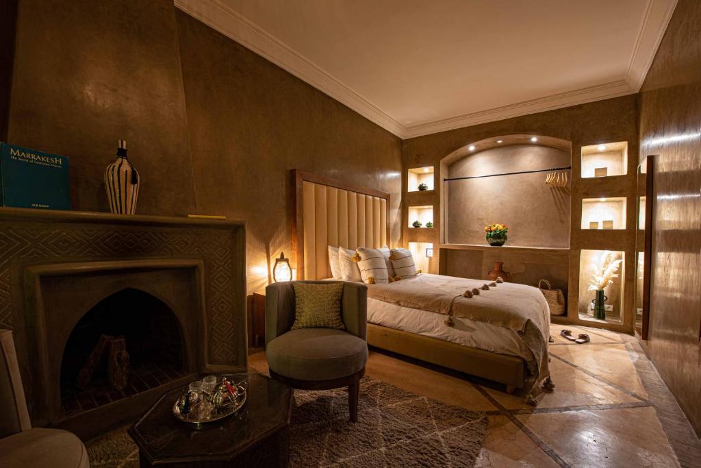 une chambre avec un lit et une cheminée dans l'établissement Riad Livia Marrakech - Adults Only, à Marrakech 37 autres photos