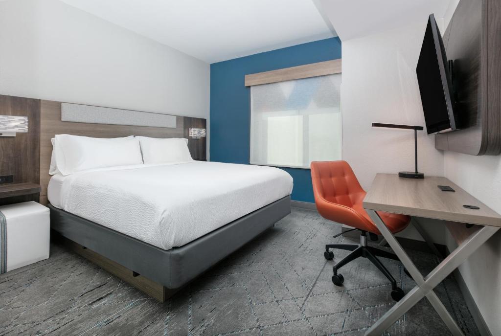 Holiday Inn Express & Suites - Dallas Park Central Northeast, an IHG Hotel Image