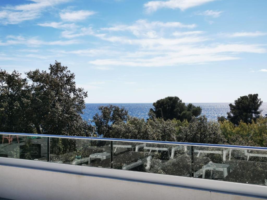 une vue sur l'océan depuis le balcon d'une maison dans l'établissement Mobil home neuf camping l ile dor plage st raphael avec piscine, à Saint-Raphaël