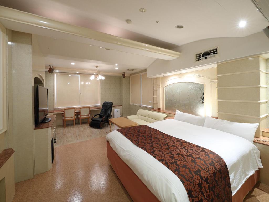 une chambre d'hôtel avec un grand lit et une télévision dans l'établissement Hotel Fine Garden Toyonaka Osaka International Itami Airport, à Toyonaka 27 autres photos