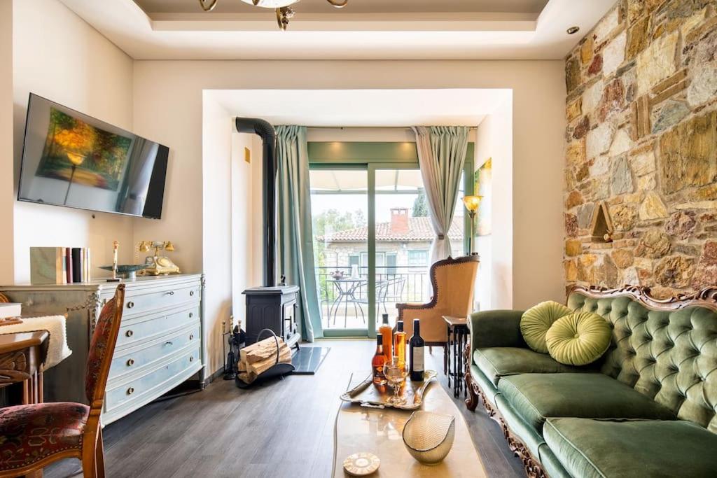 Queen's stone legend, royal living by Acropolis 5