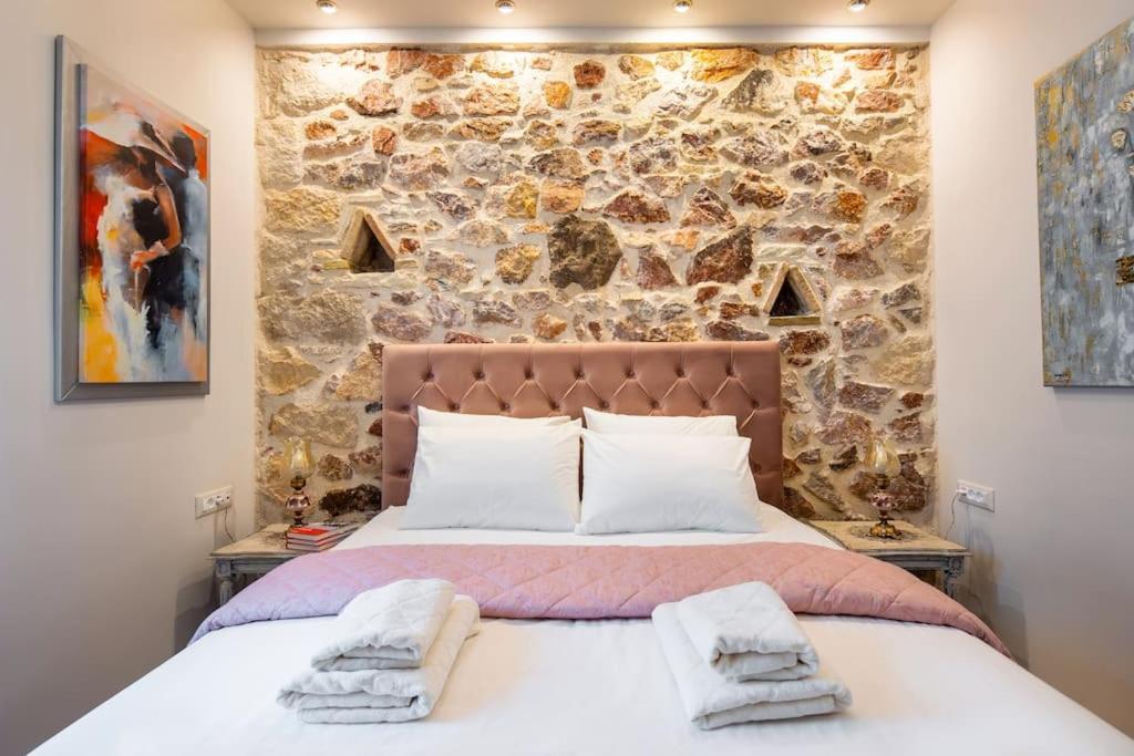 Queen's stone legend, royal living by Acropolis 2