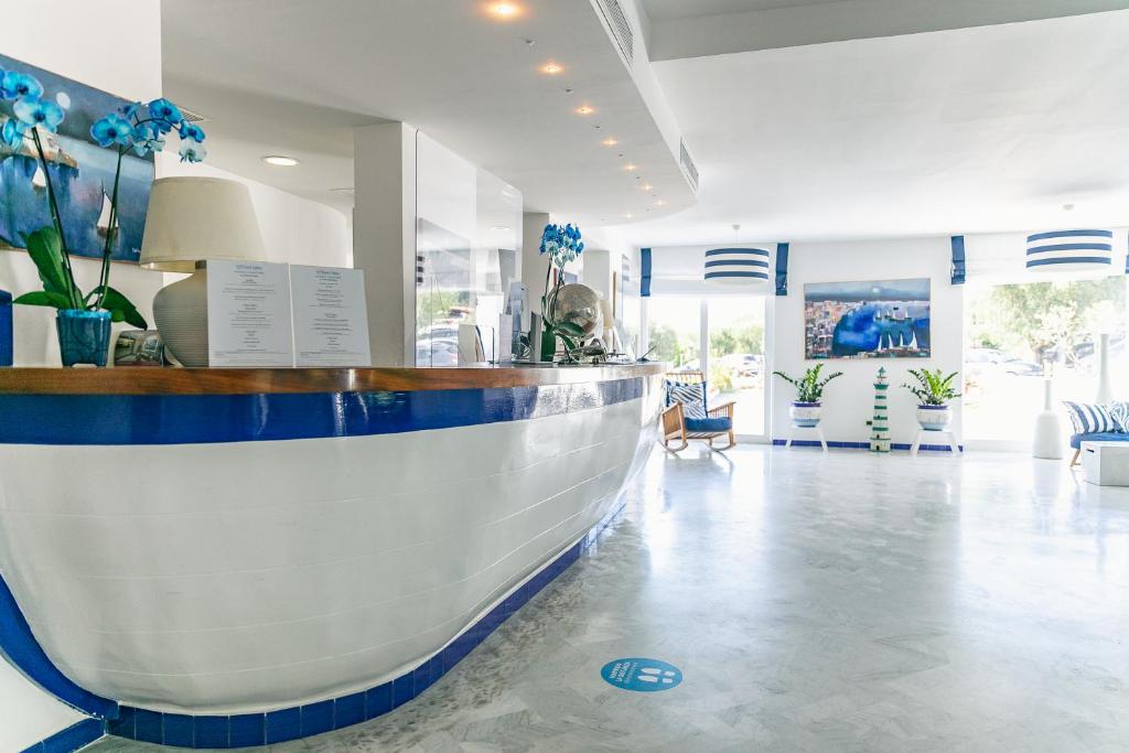 une grande pièce avec un grand bateau sur le sol dans l'établissement Hotel Saline, à Palinuro 63 autres photos