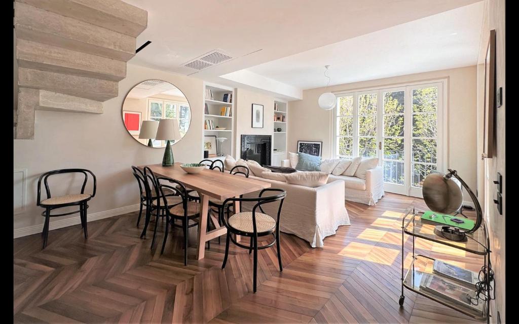 une salle à manger et un salon avec une table et des chaises dans l'établissement Villa Sole Carate Urio – Lake Como, à Carate Urio