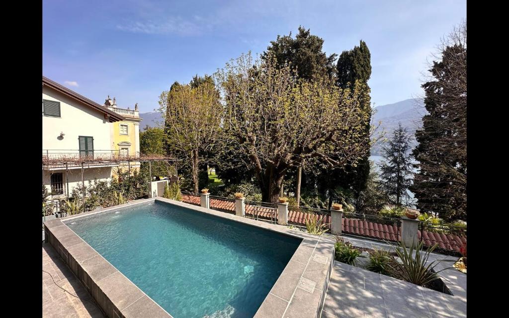 une piscine dans l'arrière-cour d'une maison dans l'établissement Villa Sole Carate Urio – Lake Como, à Carate Urio 24 autres photos