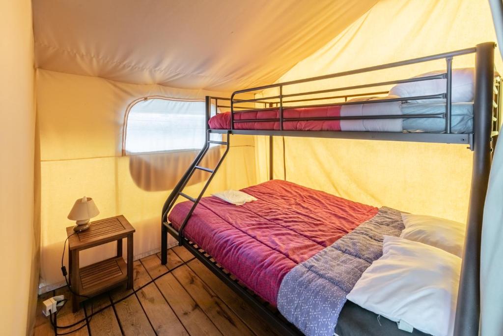 une chambre avec deux lits superposés et une table dans l'établissement Camping Lou Cabasson, à Bormes-les-Mimosas 37 autres photos