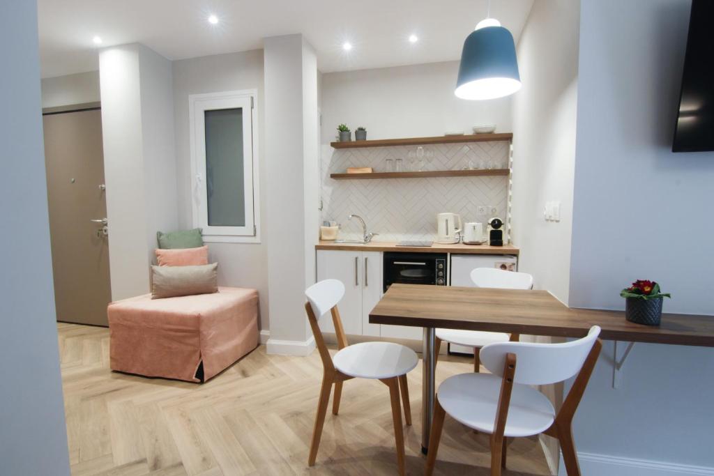 Patio Apartment near metro & Acropolis 4