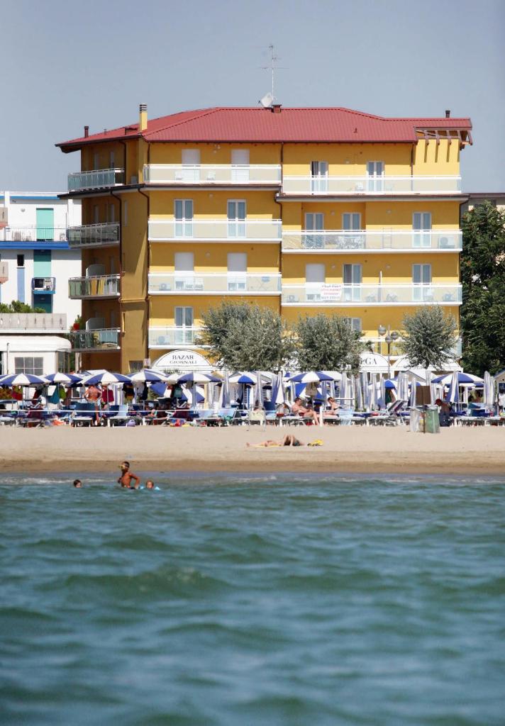 une personne nageant dans l'eau en face d'une plage dans l'établissement Hotel Villa Olga, à Caorle