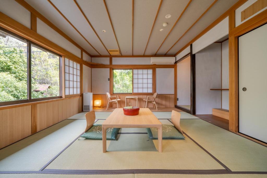 un salon avec une table et des chaises dans l'établissement Ryokan Yamazaki, à Kyoto
