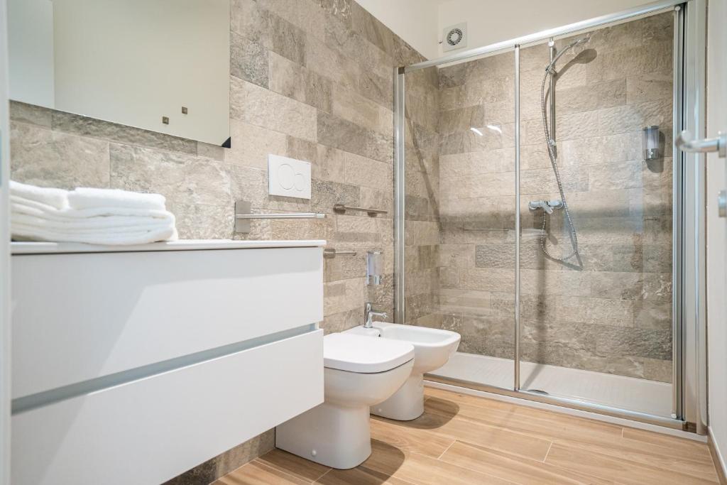 une salle de bain avec toilettes et douche en verre dans l'établissement Tenuta dei Franceschi, à Borgo Santa Maria
