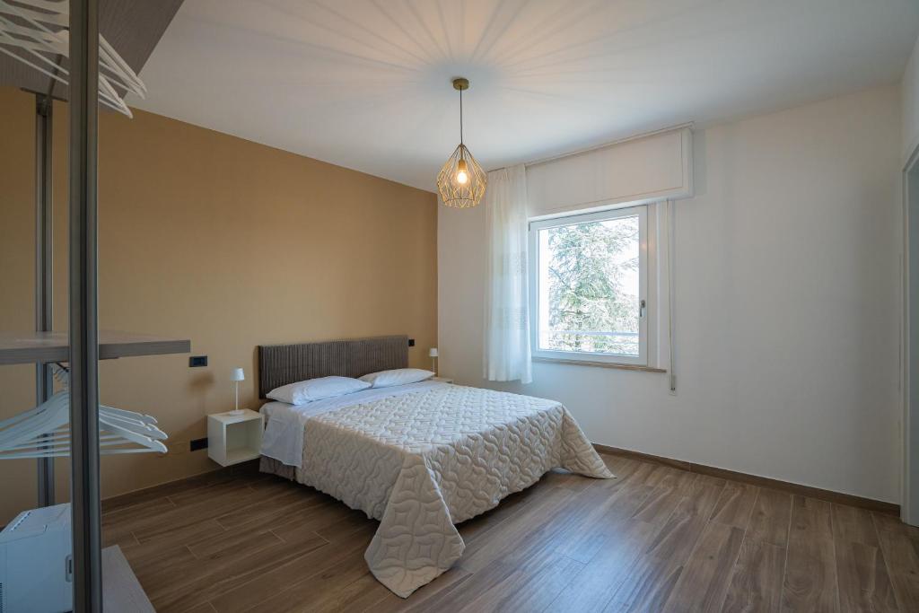 une chambre avec un lit et une fenêtre dans l'établissement Tenuta dei Franceschi, à Borgo Santa Maria