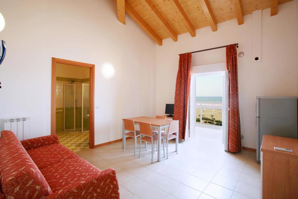 un salon avec un canapé et une table dans l'établissement Hotel Villa Olga, à Caorle