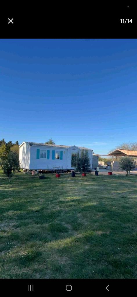 une maison sur une remorque dans une prairie dans l'établissement Mazet d El gato, à Arles 5 autres photos