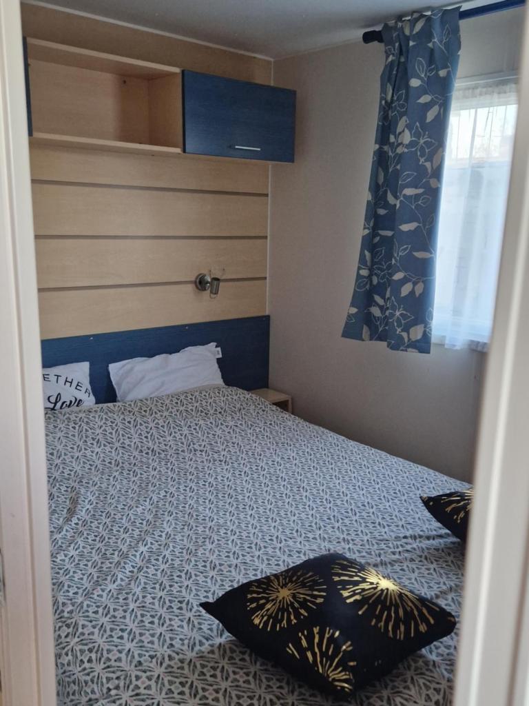 une chambre avec un lit avec deux oreillers dessus dans l'établissement Mazet d El gato, à Arles