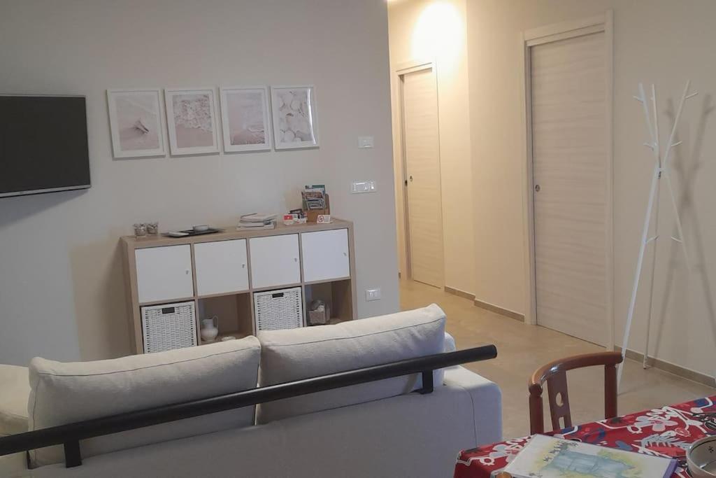 un salon avec un canapé blanc et une table dans l'établissement Villa Alessandra, à Monopoli