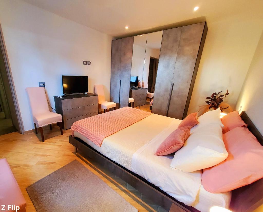 une chambre avec un grand lit avec un miroir dans l'établissement Villa Tore, à Quartu SantʼElena 31 autres photos