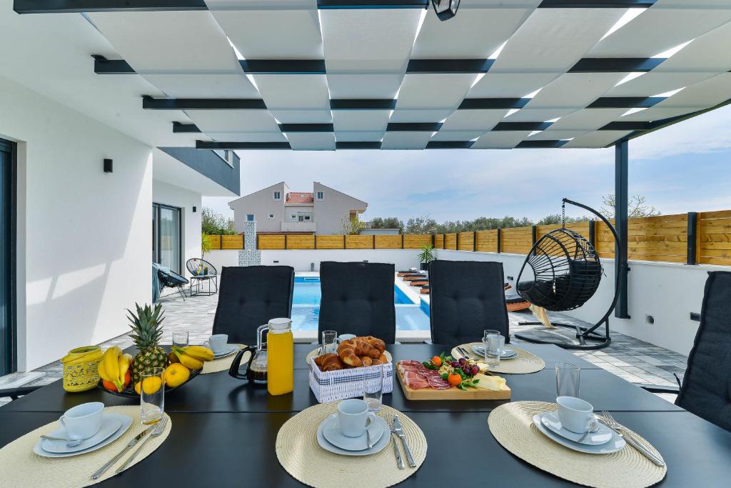 Luxury Villa JoMaNI with heated pool 5
