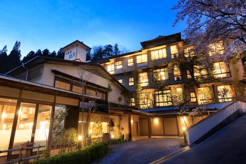 une vue extérieure d'un bâtiment la nuit dans l'établissement 日長庵 桂月, à Hirugami