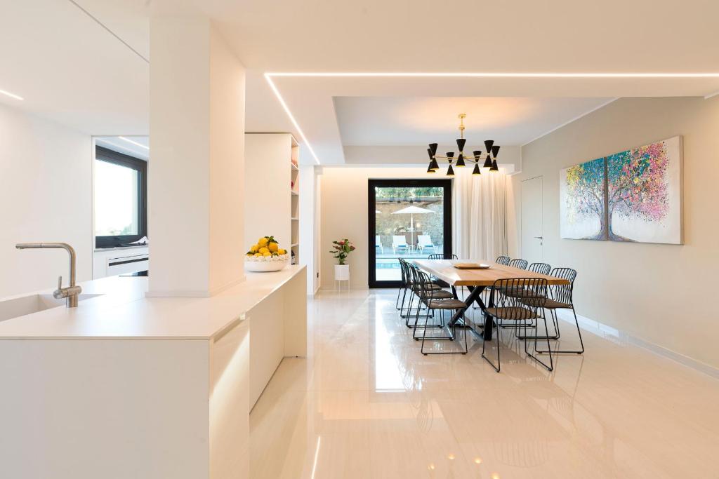 une cuisine et une salle à manger avec une table et des chaises dans l'établissement Zagara Bianca, à Savoca