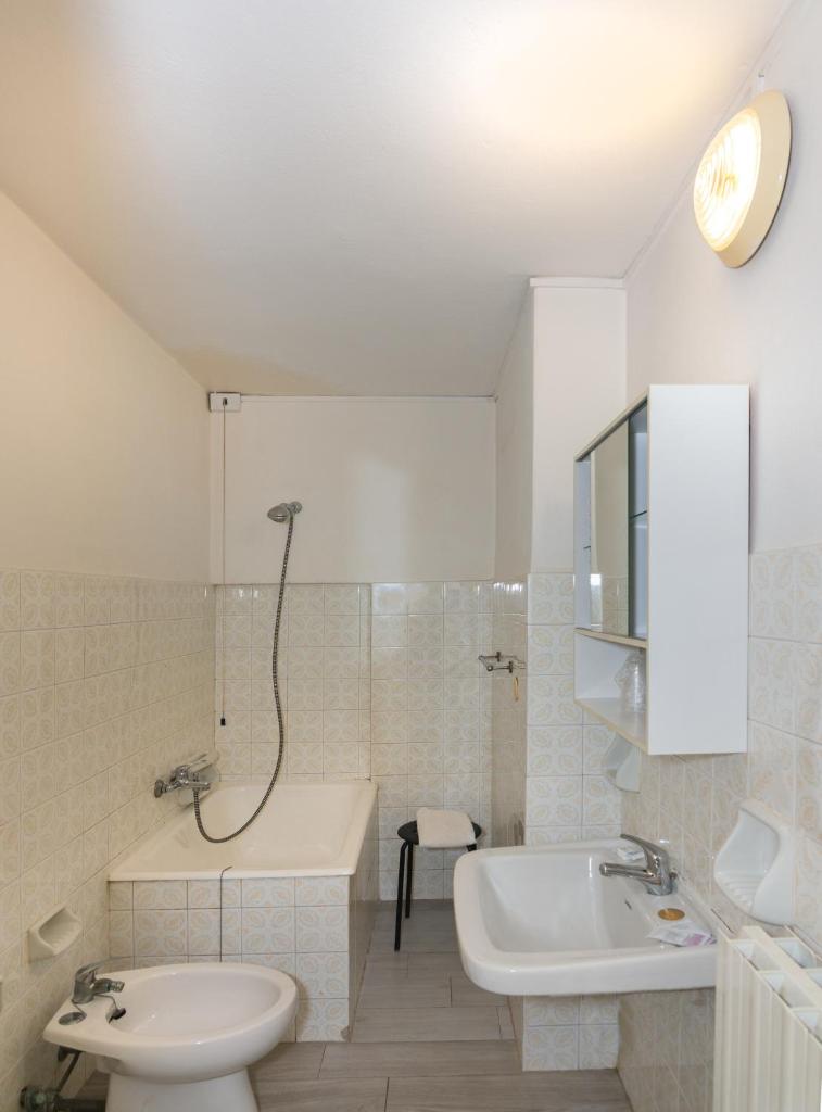 une salle de bains avec lavabo, baignoire et toilettes dans l'établissement Hotel Stella Del Mare, à Viareggio 32 autres photos