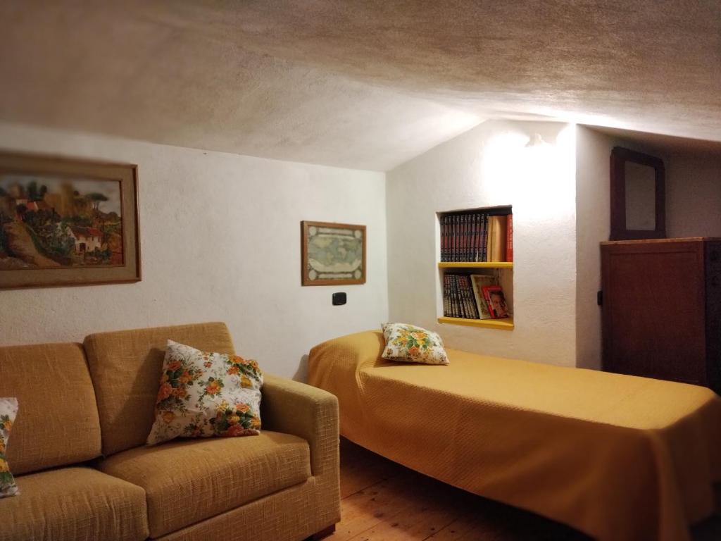 un salon avec un canapé et un lit dans l'établissement AgriHouse Orvieto, à Morrano