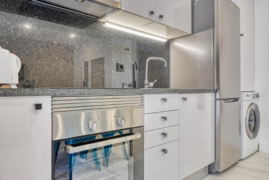 Beco Santa Emilia 2F, a Home in Madeira 3