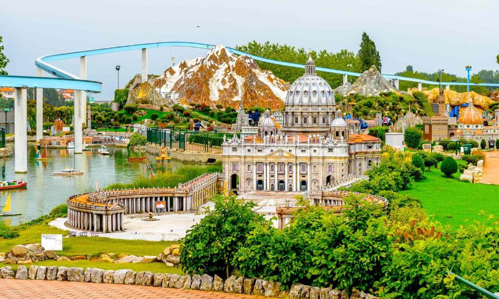 Un modèle de bâtiment dans un parc dans l'établissement Hotel Crystal - SPIAGGIA INCLUSA con Formula All Inclusive, à Rimini