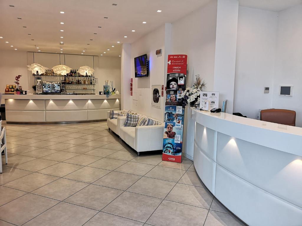 un hall d'un magasin avec un comptoir et un comptoir dans l'établissement Hb Hotels Orchidea Blu, à Rimini 66 autres photos