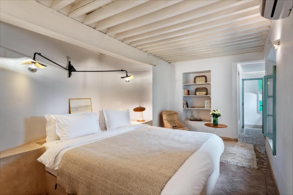 une chambre avec un grand lit dans une pièce dans l'établissement Riad Kitula, à Marrakech 28 autres photos