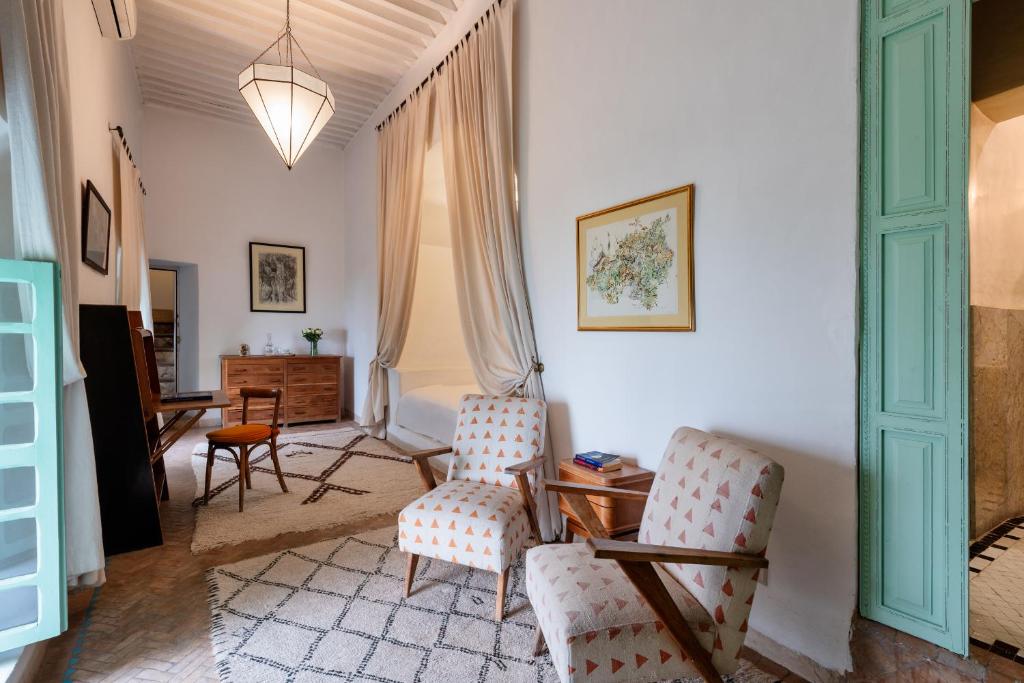 un salon avec deux chaises et une table dans l'établissement Riad Kitula, à Marrakech