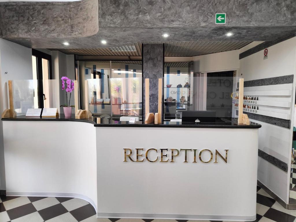 un comptoir d'accueil dans un magasin avec le mot réception dans l'établissement Hotel Baia del Cigno, à Torre San Giovanni